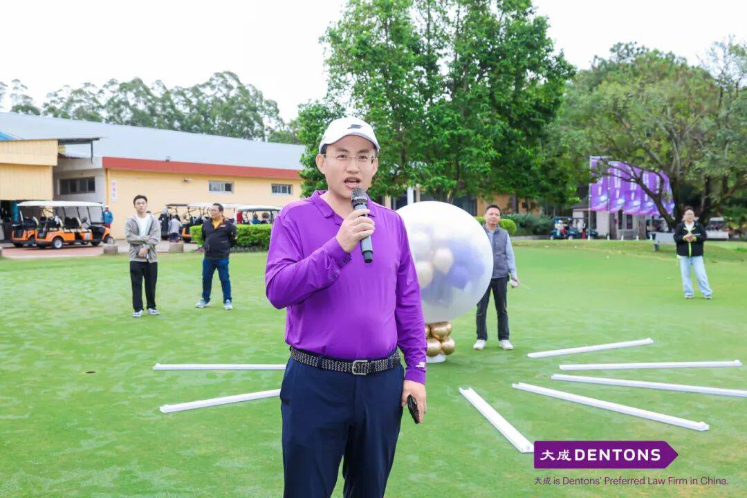 高尔夫比赛选手施展绝技，赢得掌声的简单介绍