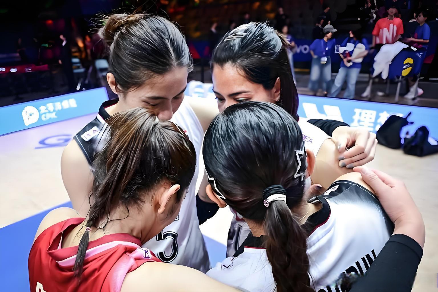 包含泰国女排夺得排球比赛季军，成绩斐然的词条