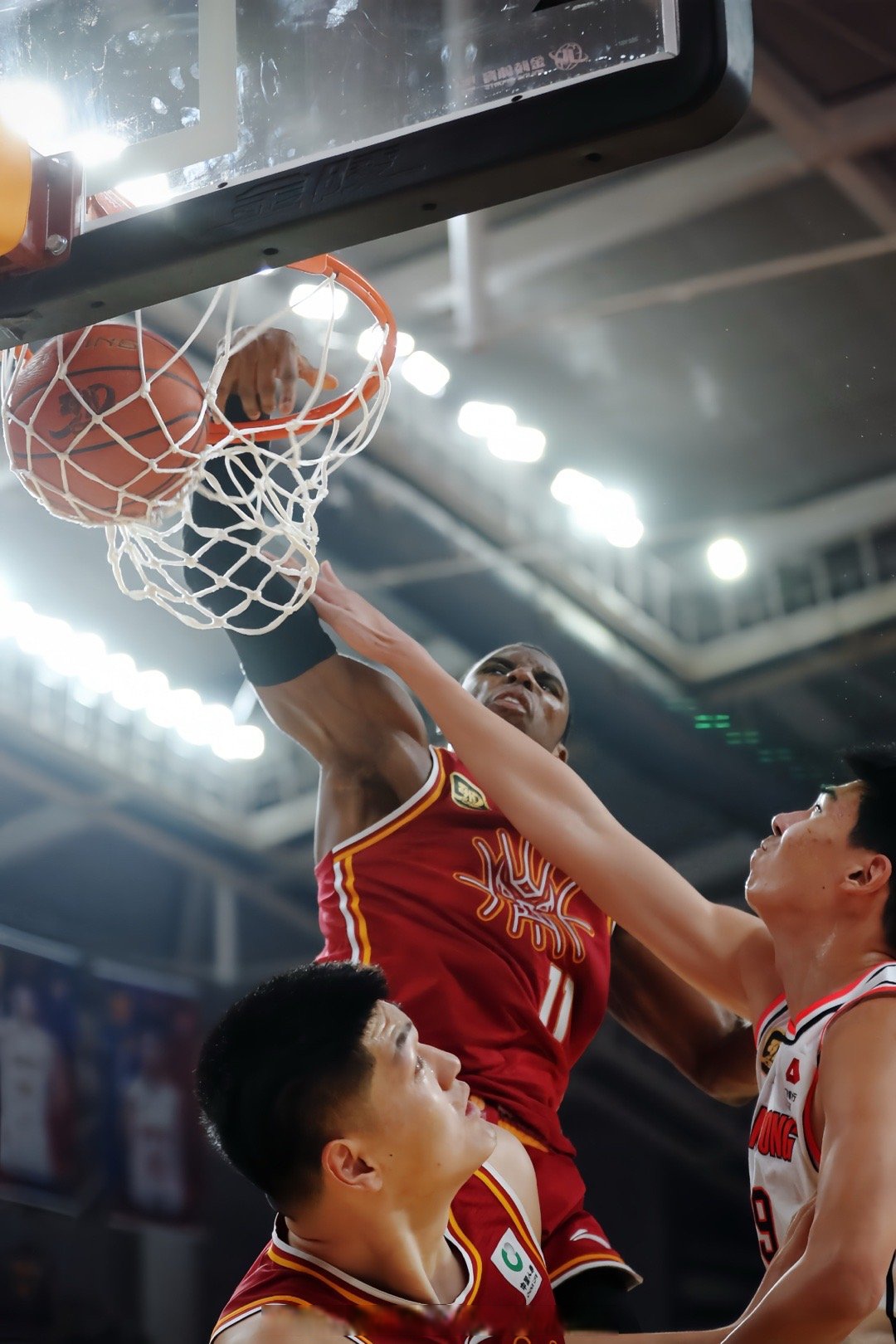 关于火爆一幕，场面激烈，球员们实力拼搏的信息