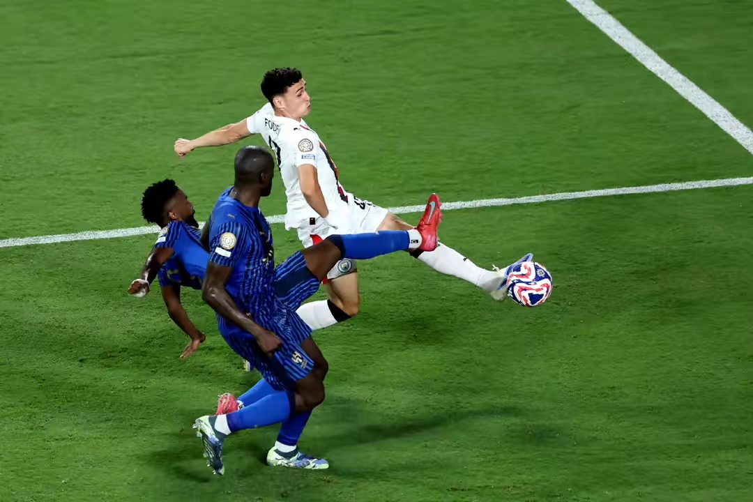 包含希腊鏖战曼联，迪马利亚统治全场的词条