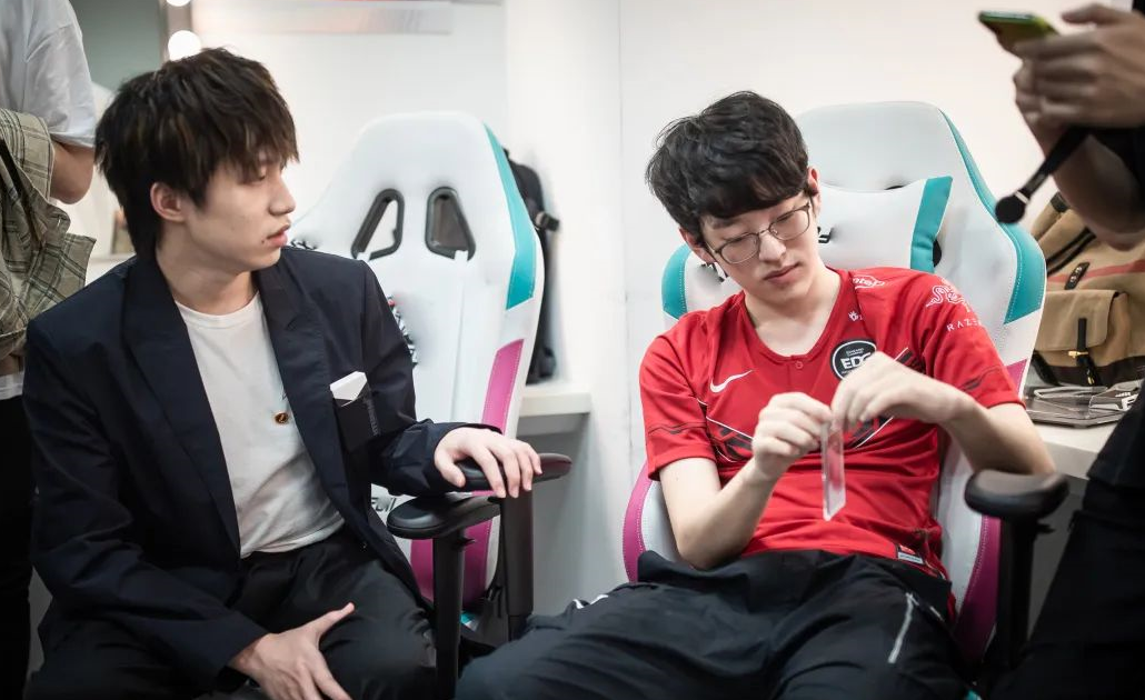 关于韩国队鏖战日本队，黄鸭组合统治全场的信息