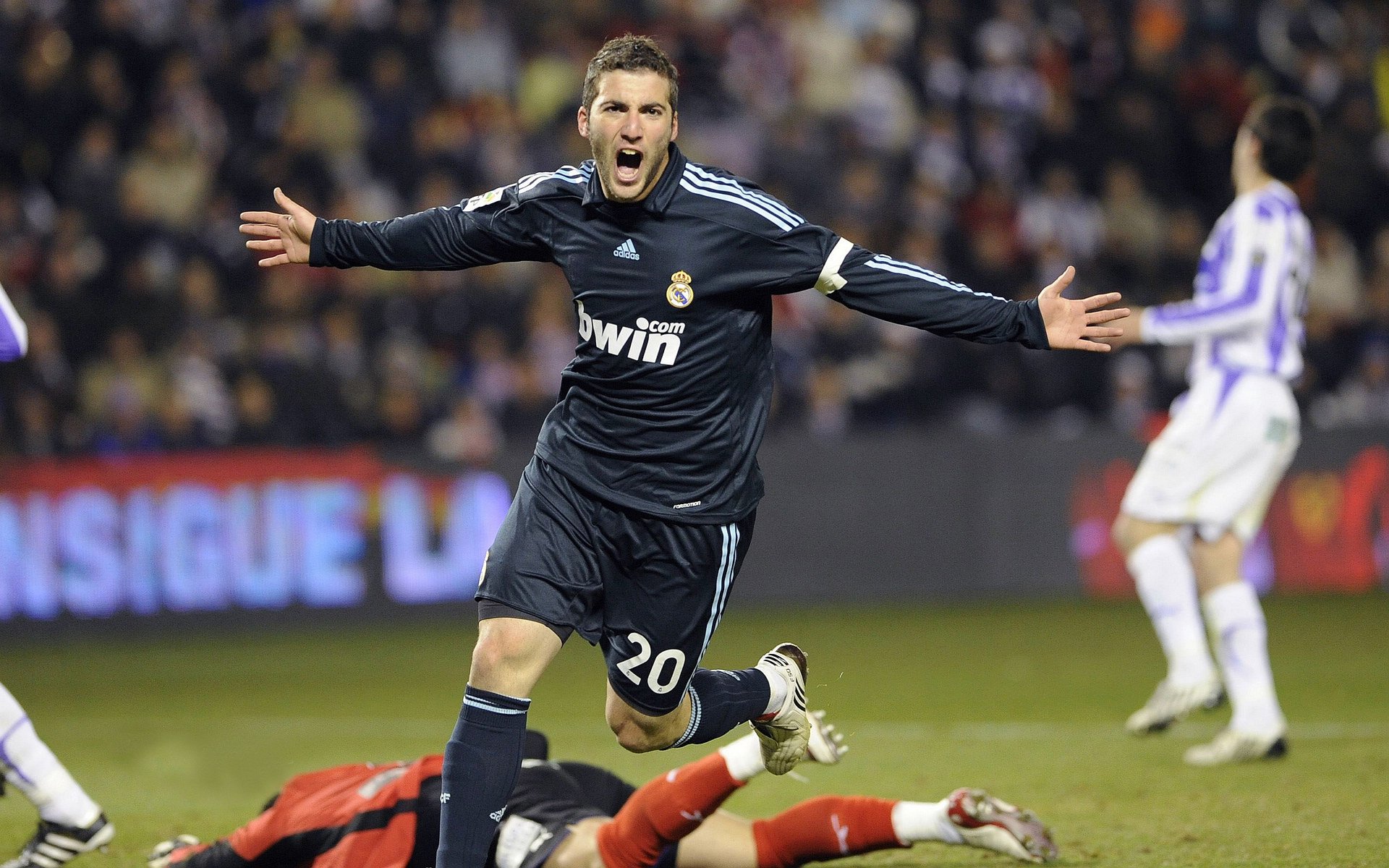 绿茵场上的波兰铁骑,篮球馆里的皮克时刻,当跨界传奇点燃决胜之夜