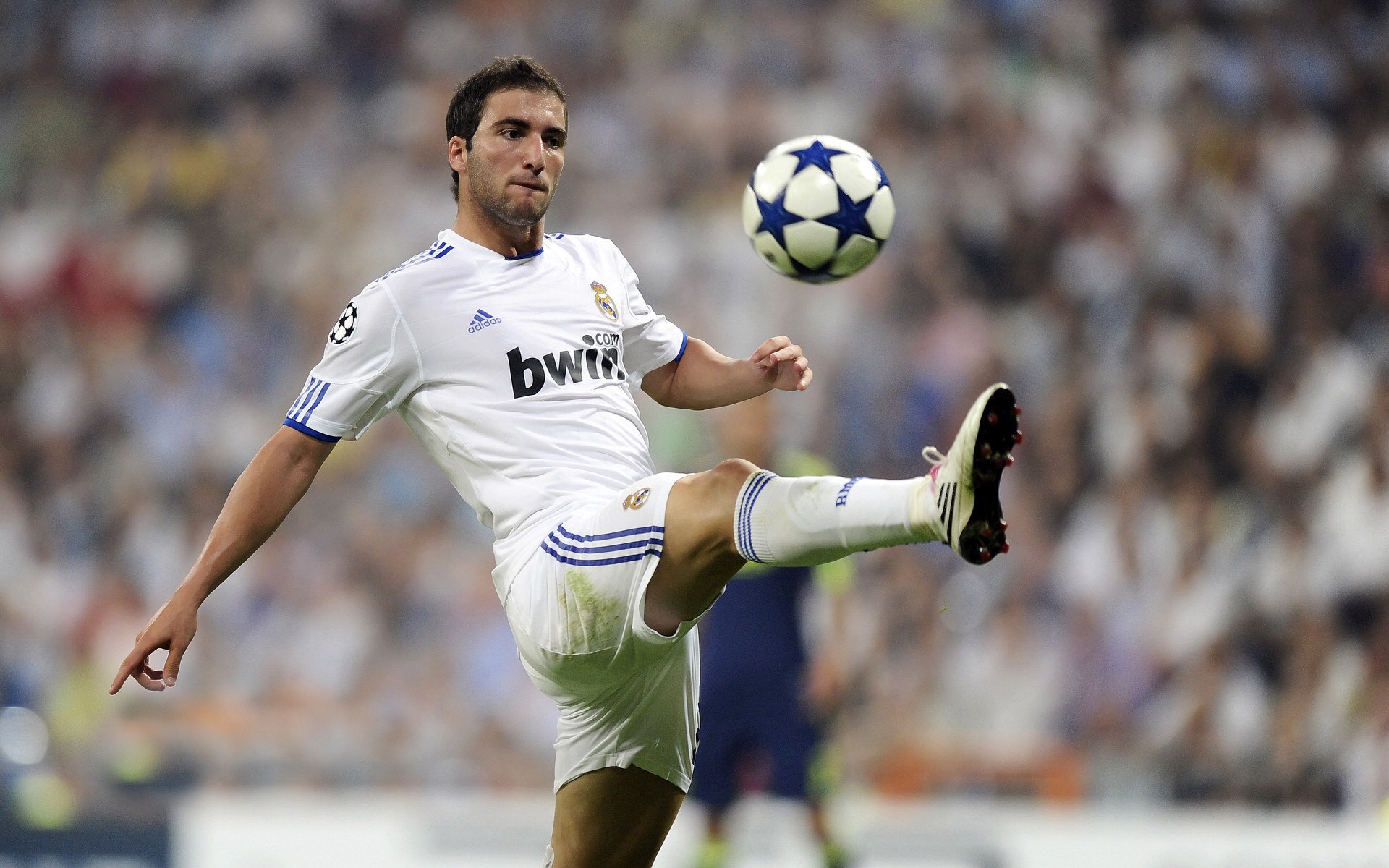 足球的奇幻一夜，比利亚雷亚尔狂胜塞内加尔？凯恩末节接管篮球赛？当体育新闻跨界混搭